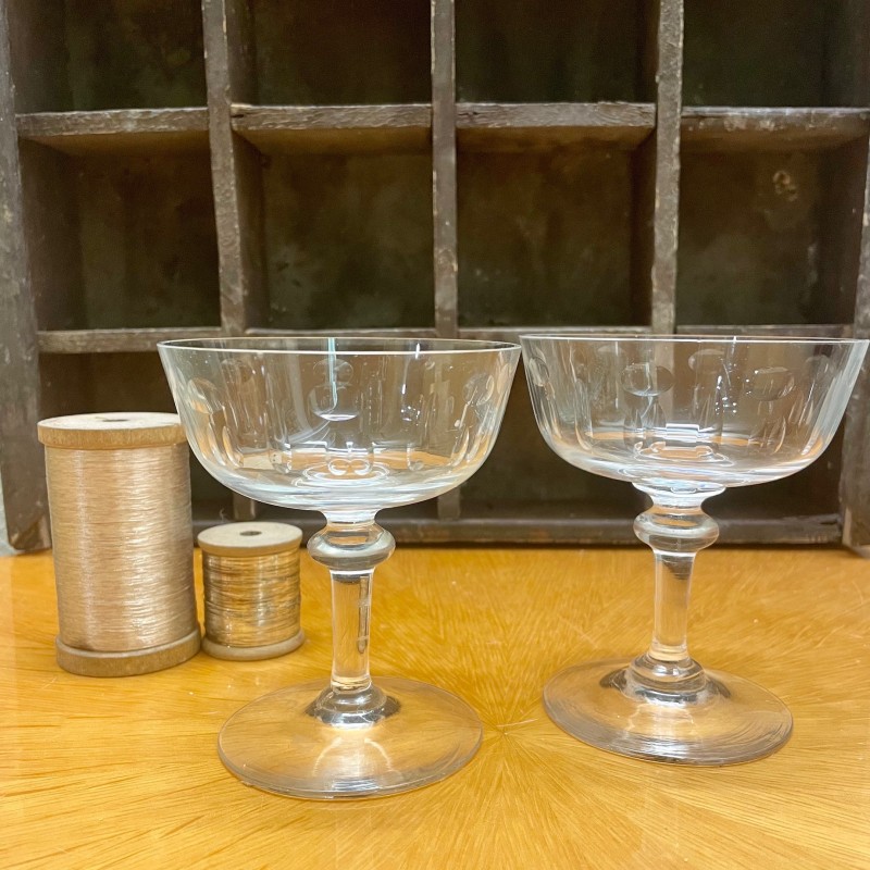 Coupes de champagne sur pied anciennes